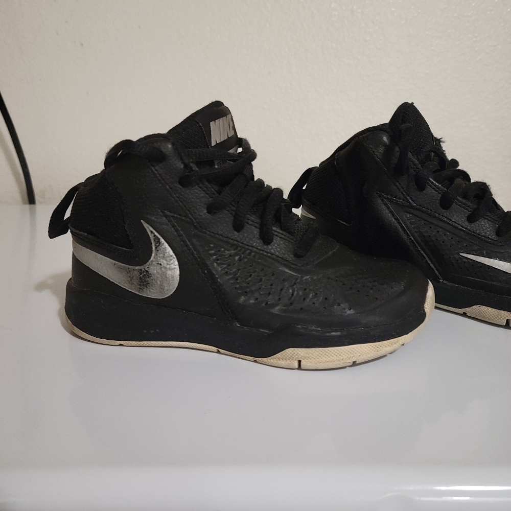 Kids Nikes - Picture 4 of 5